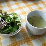スープとサラダが付きます