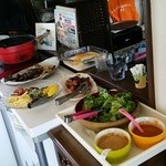 ミトンズのしっぽ - 惣菜ビュッフェ、左奥は味噌汁の鍋