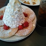 エッグスンシングス 心斎橋店 - ストロベリー、ホイップクリームとマカデミアナッツ1150円