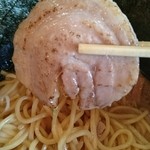 クリーミーTonkotsuラーメン 麺家神明 - シッカリ食感の丸バラ叉焼炙り