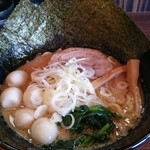 クリーミーTonkotsuラーメン 麺家神明 - 横浜家系ラーメン とんこつ￥780-＋うずら卵５個￥100-