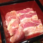 焼肉 三千里 北口店 - 2015年7月：満腹ランチ(\1050)…日替りの2種類のお肉は豚トロっぽいものと鶏ムネっぽいもの。