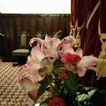 雲仙観光ホテル - 階段の踊り場の花。