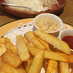 びっくりドンキー - ポテトと奥の方にはフォンデュ風チーズバーグディッシュ