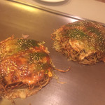 ひろしま屋 - 広島焼き（奥は焼きそばダブル