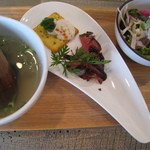 月カフェ - わかめスープ　サラダ　前菜