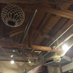 島料理 海響 - 天井は網で覆われています。