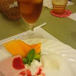 フランボワーズのムース、レモンシャーベット添え、アイスティー