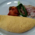 オムレツとソーセージ、ベーコン、ラタトゥイユ。