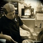 めだかタンタン - カジュアルな帽子がお似合いの店長のめだかさん♪　後ろのPCで「人は必要なときに必要な人と出逢う」映し出されています。そちらに感銘を受けました。【2015年7月26日再訪問に撮影】　