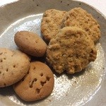 ぱん食店 こさり - 左 ネグロス糖のクッキー、右オートミールクッキー♡