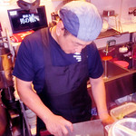 めだかタンタン - いつ見てもこの包丁はでかい！　後ろのPCの画面では「男の闘い」となっています！　店長のめだかさん、闘っています！【2015年7月26日再訪問に撮影】　