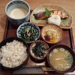 大黒屋 - 「麦とろ紅鮭定食」(紅鮭の粕漬け焼き、とろろ汁、香の物、小鉢、のり、麦飯、お味噌汁)