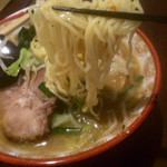 らーめん右京 - 絶対に野菜と一緒に食べて欲しいです