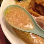 麺や天鳳 - 脂多めのスープ