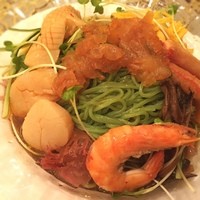 状元樓 横浜中華街本店 - 海鮮翡翠冷麺。具は豪華だが、麺が冷水で締めてないのと、醤油ダレが甘すぎる。
