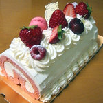 菓樹工房萌 - いちごシフォンのロールケーキ