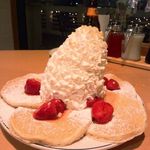 エッグスンシングス - ストロベリー、ホイップクリームとマカデミアナッツ　1150円