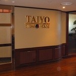 タイヨー ステーキ ハウス - 右手がレストラン。左手にはスロットコーナーがある