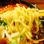 味噌マニアックス弐 - 麺は軽いパーマのモッチリ中太麺でこれ結構旨い！味噌ラーメンの美味しい店の麺って結構秀逸に旨かったりします。