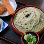 麺喰 - ざるうどん　200円とは安すぎです。