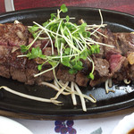 ステーキハウス 楽園 - 塩が効いてるので、胡椒だけかけても美味しい