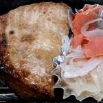 たまや - たまや ＠板橋本町 自家製 幕の内弁当に盛られる脂の乗った焼きメカジキ・サーモンとさっぱり味の玉葱のマリネ