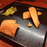 銀平 北新地店 - つきだし 手前はそば粉を使ったせんべい