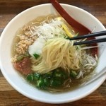 麺屋 一八 - 麺は自家製の細ストレート麺！冷水で締めてありシコシコの食感です