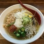 麺屋 一八 - 梅しそ鶏冷やしらぁ麺　８９０円なり！透明感の高い塩スープは、良く見るとシャーベット状に凍っている！