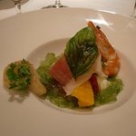 代官山ASO チェレステ - 海老、帆立、生ハム入りトマトとモッツァレラチーズのサラダ　バジリコ風味