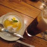 タイ屋台料理＆ヌードル オシャ - セットのドリンク（タイティーミルク）とデザート（ココナッツプリン）