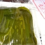 麩嘉 JR京都伊勢丹店 - くま笹が覆いかぶさっています。