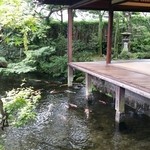 Aoi Rihatsukan Koubou Momo - 湧水の池が涼しげな庭園「四明荘」。