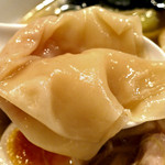 饗 くろ喜 - もっちりとした雲呑は肉餡と小海老の2種類が入っている。