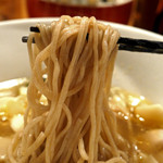 饗 くろ喜 - ハルユタカ全粒粉、ゆめちからを中心に国産小麦をブレンドした麺。
      軽くウェブがかかった中太麺は香り、コシを楽しむ事ができる。