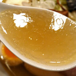 饗 くろ喜 - この日は特別にスープに鴨を使用。
      塩だれは海・山・湖と、塩の種類を全て使用し旨み、苦味、塩味それぞれの特徴を生かしている。