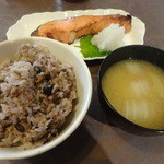 パーシモン - 健康定食セット￥1000　－その3－五穀米、味噌汁、焼き魚(鮭)♪