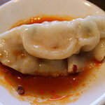 望陀餃子楼 - 自家製の素晴らしいラー油につけて