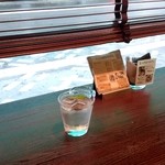 CAFE JEEBA - カウンター席
      かなり外から丸見えです。