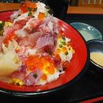 魚がし食堂 - 贅沢丼ですが、具がタワーになってて、嬉しい。