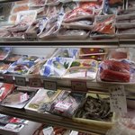 お店に入ってみるとこんな感じで魚が一杯置いてありましたよ。本当に魚屋さんのようです。