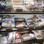 ここのお店のシステムはここで魚をチョイスします。そのまま、刺身で食べても良いし、焼いてもらっても良いし、煮込んでもらう事も可能なんですよ。物によっては天ぷらにも出来ます。