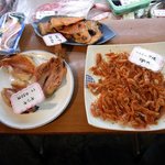 釜谷 - 調理済みの料理もこんな感じで並んでいましたよ。小エビの唐揚って美味しそうですよね。