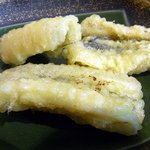 釜谷 - あなごの天ぷらです。出来立てホヤホヤです。これも自分で選んで、その場で揚げてもらいました。穴子が新鮮で揚げたてですよ、美味しいに決まっていますよね。もう、たまりませんでした。熱々のうちに食べきりました