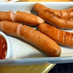 釜谷 - ウインナーです。ブログにも登場率が高いですよね。おでんで出てきたり、焼いたり、ボイルで食べたり．．．．そうなんですよ。ウインナー好きなんですよ。