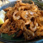 釜谷 - 小エビの唐揚げです。これも最初の方の写真にあったように取ってくれ～って叫んでいたんですよね。で、注文しちゃいました。食べてみるとパリパリでとっても美味しいんですよ。