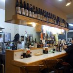 釜谷 - 店内の雰囲気です。お店の一番奥から入口方面を撮っています。左手がカウンターになっていますね。その前が調理場となっているようです。頭上には沢山のお酒が並んでいます。