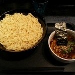 麺屋永吉 花鳥風月 - カレーつけめん(チャーシューが汁底に沈んでいます)