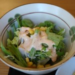 田舎の居酒屋 かじや - サラダ　ドレッシングをかけた後